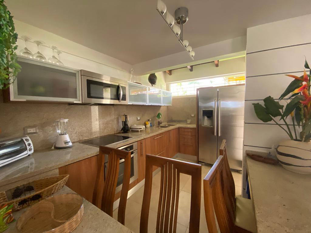 Будинок, 1076 м², 180 000$ — FAKTOR